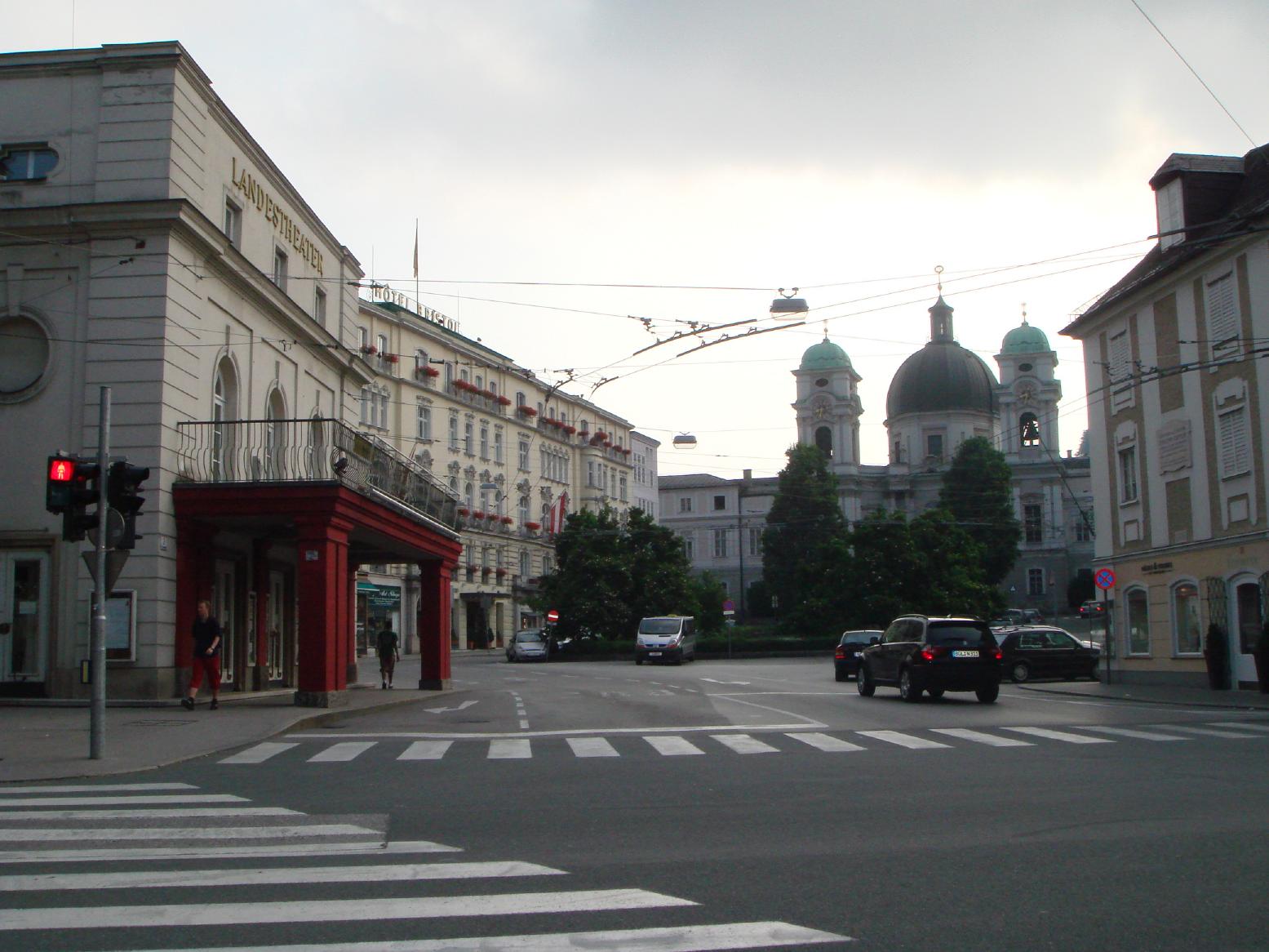 ザルツブルク、新市街。左は劇場。